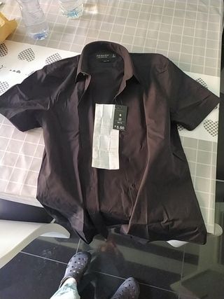 Camisa negra Primark de segunda mano por 5,5 EUR en Toledo en WALLAPOP
