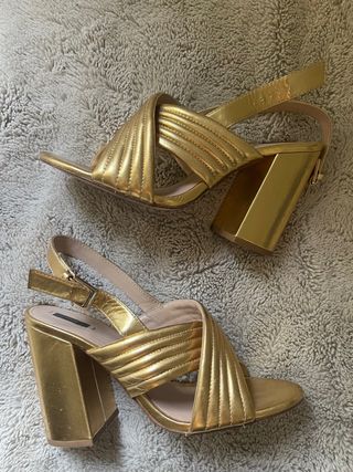SANDALIA DORADA TALLA 41 MANGO de segunda mano por 10 EUR en Majadahonda en  WALLAPOP