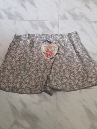 Pantalón corto tipo falda sin estrenar de segunda mano por 4 EUR en Madrid  en WALLAPOP