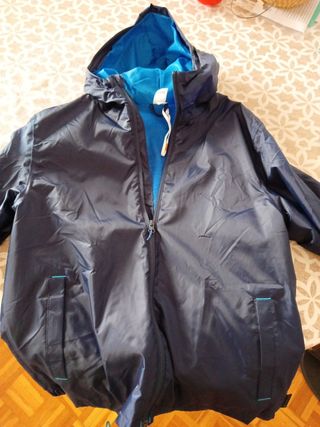 Chaqueta impermeable Decathlon de segunda mano por 8 EUR en Barcelona en  WALLAPOP