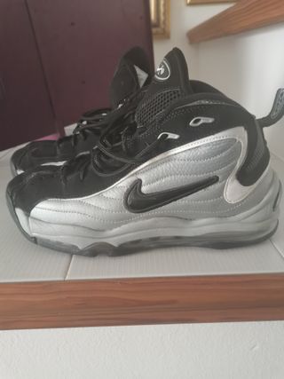 Botas NIKE AIR UPTEMPO de segunda mano por 80 EUR en Vilanova i la Geltrú  en WALLAPOP