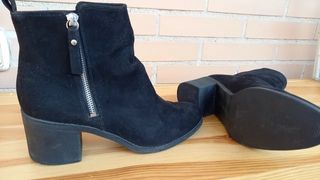 Botines de ante negros talla 40 de Hym de segunda mano por 5 EUR en Madrid  en WALLAPOP
