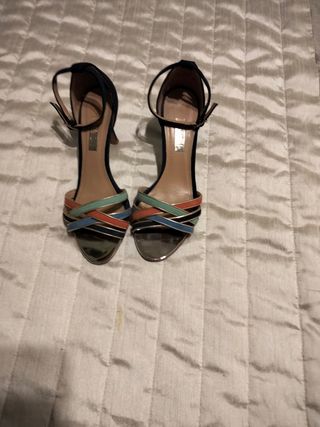 Sandalias rallas cerradas por detras talla 36 de segunda mano por 15 EUR en  Lavadores en WALLAPOP