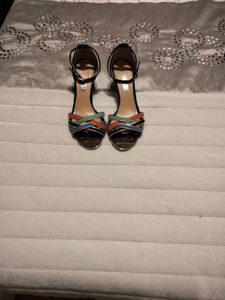 Sandalias rallas cerradas por detras talla 36 de segunda mano por 15 EUR en  Lavadores en WALLAPOP