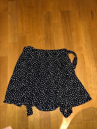 Falda Stradivarius lunares de segunda mano en Madrid en WALLAPOP