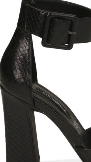 Bonitos Zapatos negros tacón de segunda mano por 35 EUR en Valladolid en  WALLAPOP
