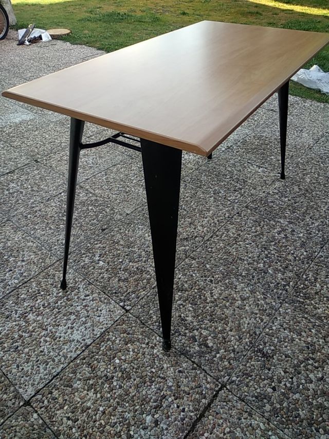 mesa de hierro y madera