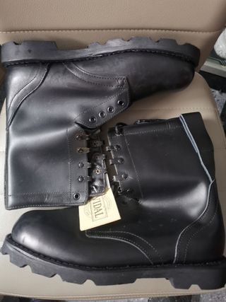 Botas militares cuero 43 a estrenar de segunda mano por 75 EUR en Tarifa en  WALLAPOP
