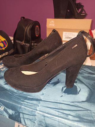 Zapatos mustang negros 37 de segunda mano por 5 EUR en Mataró en WALLAPOP