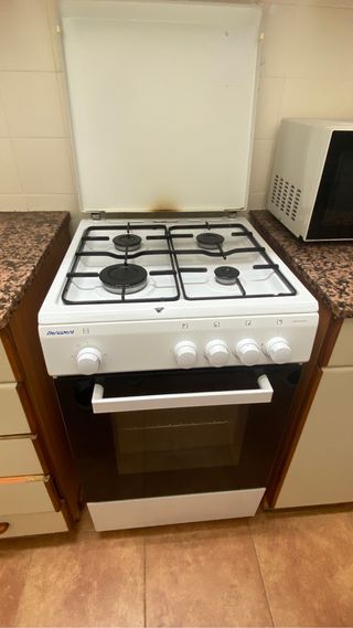 Cocina compacta horno y fuego de segunda mano por 100 EUR en Barcelona en  WALLAPOP