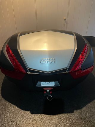 Cofre Givi V47 de segunda mano por 100 EUR en A Coruña en WALLAPOP