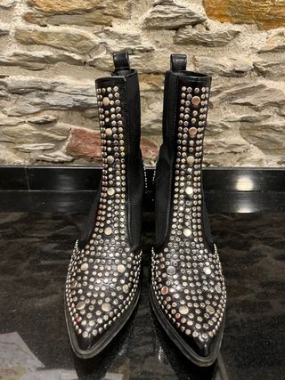 Botín negro tachuelas de segunda mano por 30 EUR en Villapedre en WALLAPOP