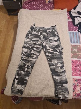 Pantalon militar, talla 36 , Bershka de segunda mano por 9 EUR en Gijón en  WALLAPOP