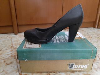Zapatos de tacón negros de salón Mustang de segunda mano por 20 EUR en  Zaragoza en WALLAPOP