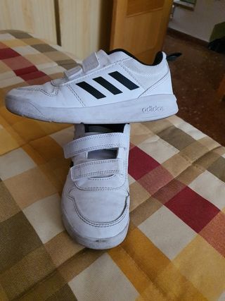 Zapatillas adidas de niño de segunda mano por 25 EUR en Albacete en WALLAPOP