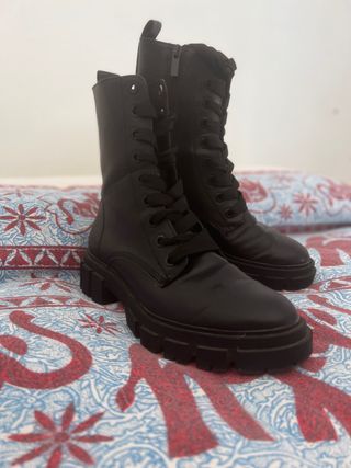 Botines acordonado de Stradivarius de segunda mano por 25 EUR en Sevilla en  WALLAPOP