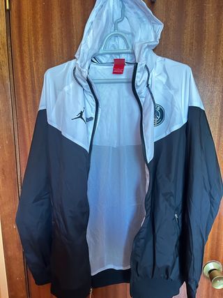 Chubasquero Air Jordan psg de segunda mano por 45 EUR en Grandiella en  WALLAPOP