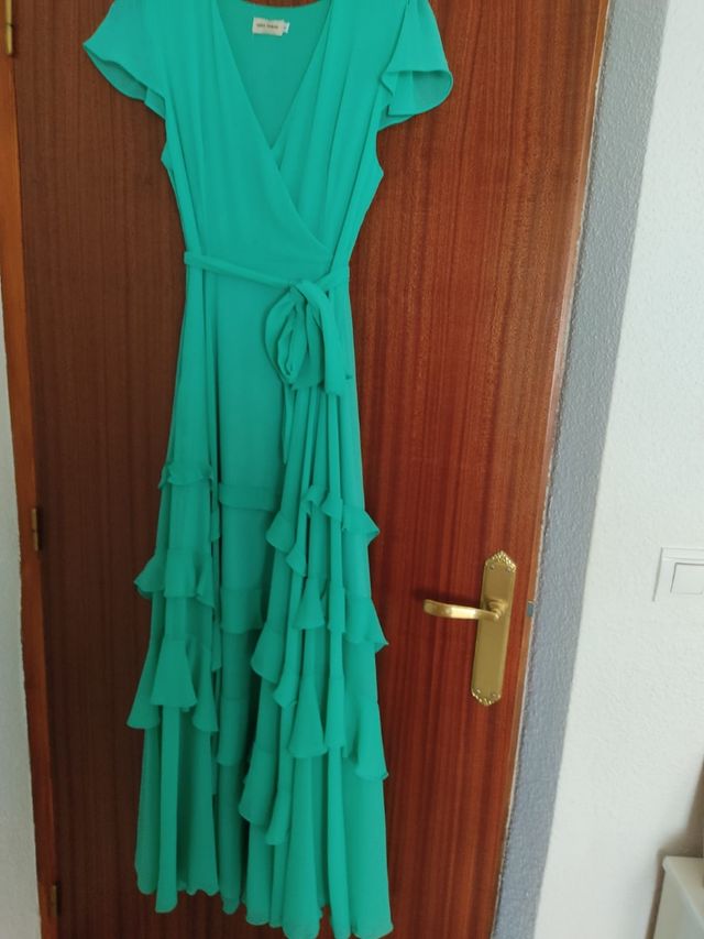 Vestido de gasa con volantes verde de Teria Yabar
