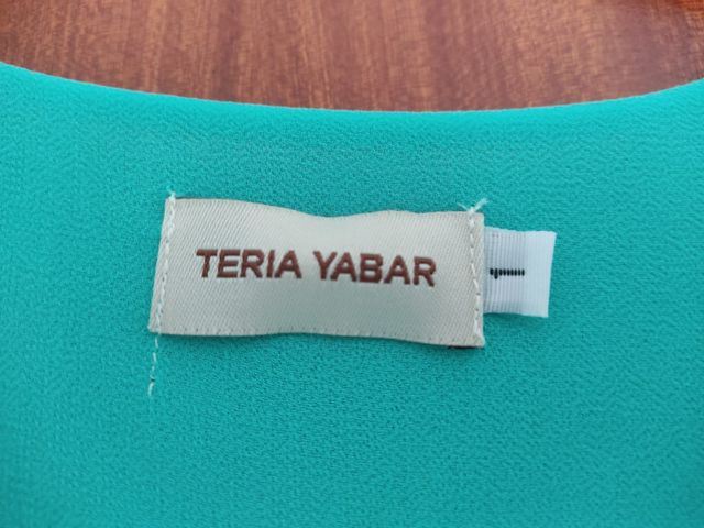 Vestido de gasa con volantes verde de Teria Yabar