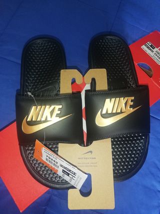 Chanclas nike negras doradas de segunda mano por 18 EUR en Fuenlabrada en  WALLAPOP