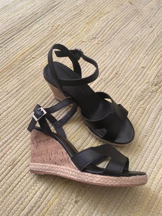 Sandalias mujer cuña T 36 negras piel de segunda mano por 5 EUR en  Barcelona en WALLAPOP