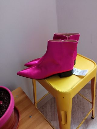 Botines rosa de Zara de segunda mano por 15 EUR en Madrid en WALLAPOP