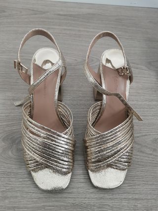 Sandalia tacón dorada Stradivarius de segunda mano por 15 EUR en Jabalcuz  en WALLAPOP