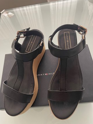 Sandalias Piel Tommy Hilfiger nuevas de segunda mano por 49 EUR en Lleida  en WALLAPOP
