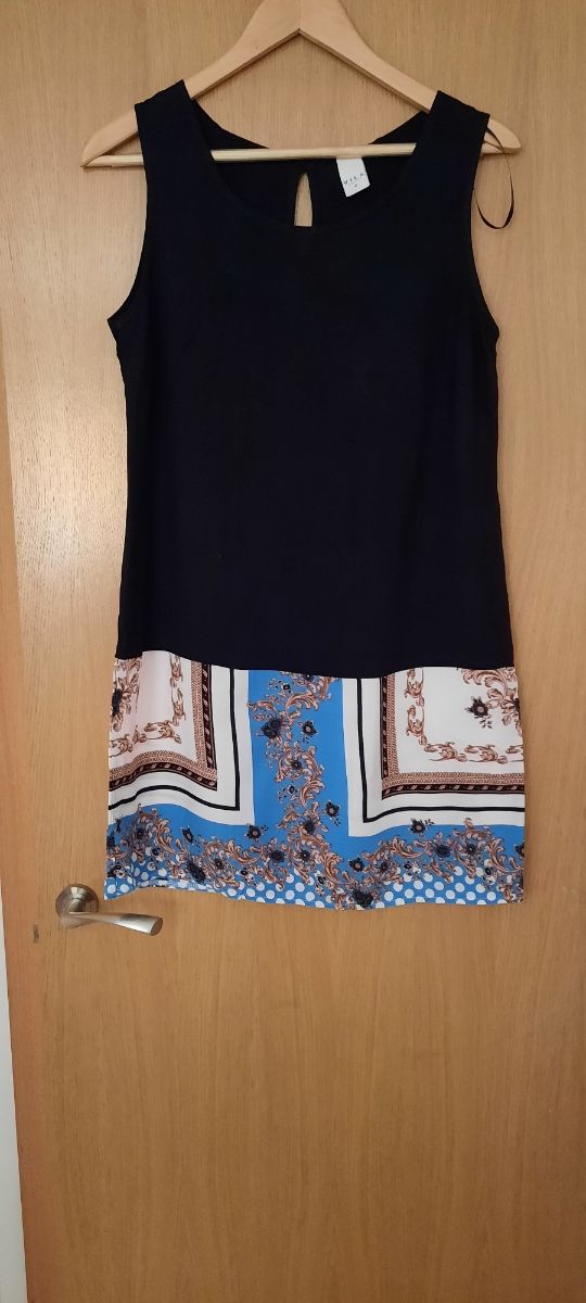 Vestido negro con estampado. Vila. Talla M