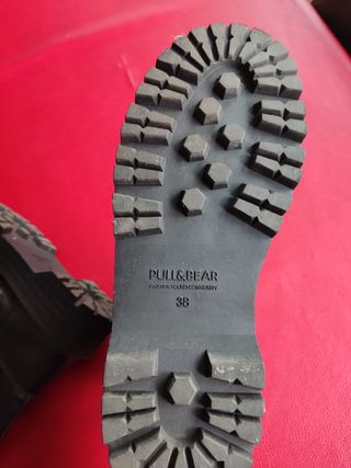Botas negras Pull\u0026amp;Bear de segunda mano por 10 EUR en Madrid en WALLAPOP