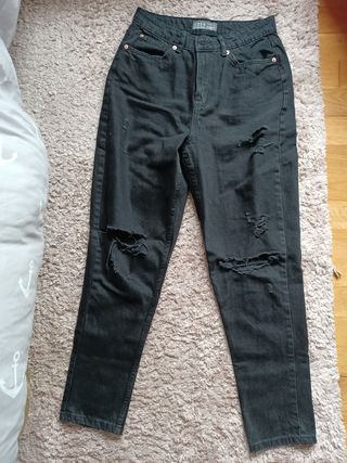 Pantalones negros rotos, anchos de segunda mano por 8 EUR en Ribadesella en  WALLAPOP