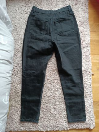 Pantalones negros rotos, anchos de segunda mano por 8 EUR en Ribadesella en  WALLAPOP