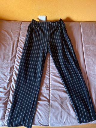 Pantalones negros con rayas blancas de segunda mano por 8 EUR en Madrid en  WALLAPOP