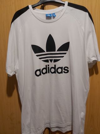 Camiseta Adidas Originals (oversize) de segunda mano por 15 EUR en Cartagena  en WALLAPOP