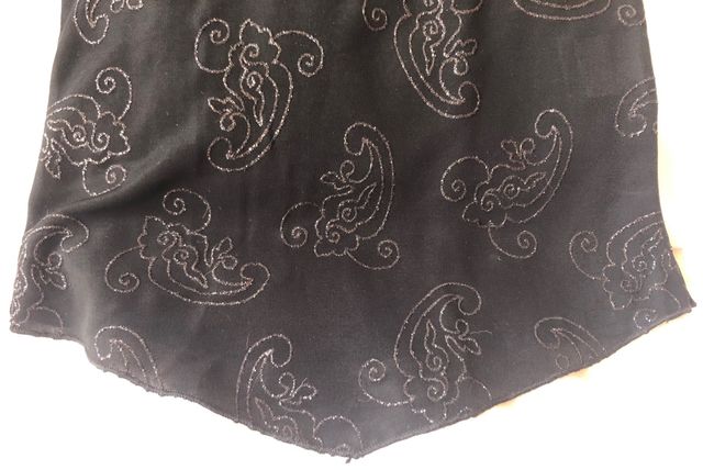 Top negro con estampado brillante