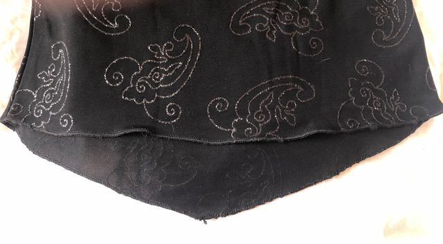 Top negro con estampado brillante