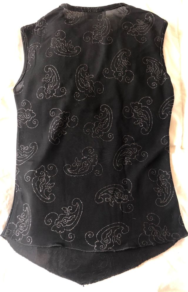 Top negro con estampado brillante