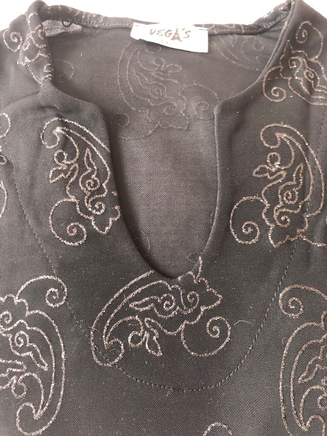 Top negro con estampado brillante