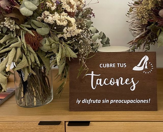 Cartello «copriti i tacchi»