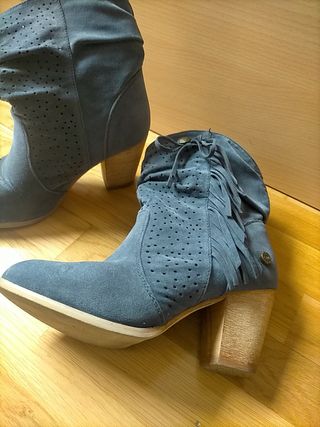 Botines camperos color azul TNG de segunda mano por 7 EUR en Pamplona en  WALLAPOP