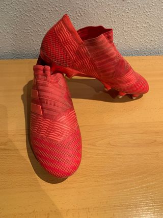 Botas de fútbol Mixtas de segunda mano por 35 EUR en Vitoria-Gasteiz en  WALLAPOP