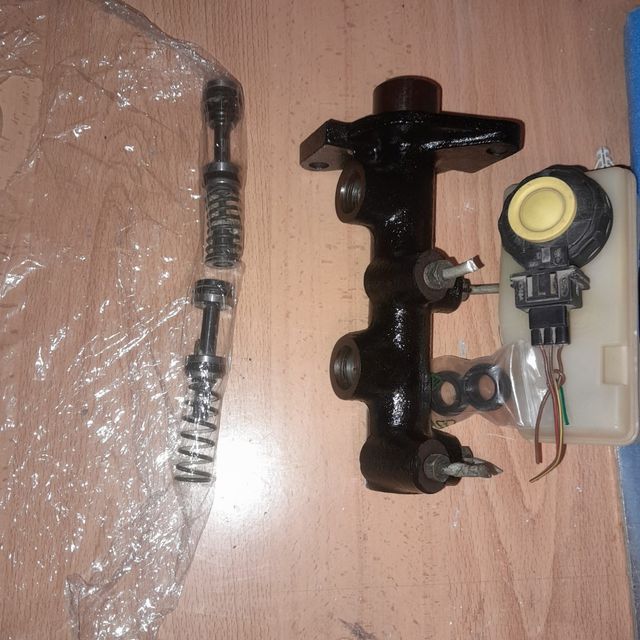 Bomba de freno con depósito de liquido - Ford Fies