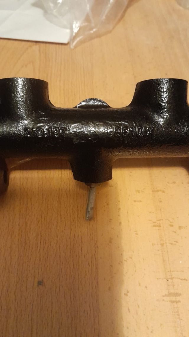 Bomba de freno con depósito de liquido - Ford Fies