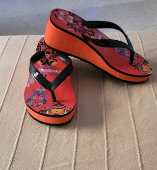 Chanclas playa Desigual de segunda mano por 20 EUR en Zapata en WALLAPOP