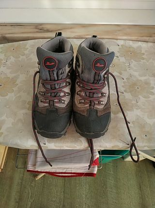 Botas montaña 37 de segunda mano por 5 EUR en Avilés en WALLAPOP