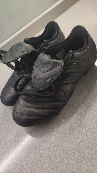 Botas de fútbol Adidas negras de segunda mano en WALLAPOP