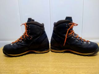 FITWELL. Botas de montaña de segunda mano por 140 EUR en León en WALLAPOP