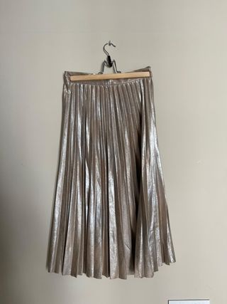 Falda plisada dorada de Zara de segunda mano por 6,5 EUR en Barcelona en  WALLAPOP