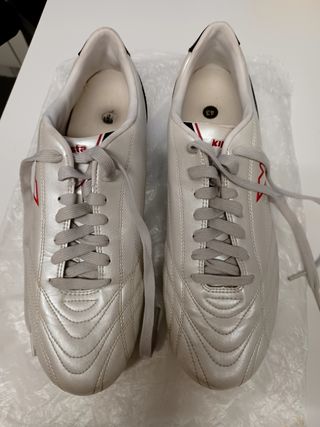 Zapatillas de tacos futbol 7 de segunda mano por 17 EUR en Valdemoro en  WALLAPOP