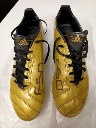 Zapatillas de tacos futbol 7 de segunda mano por 12 EUR en Valdemoro en  WALLAPOP
